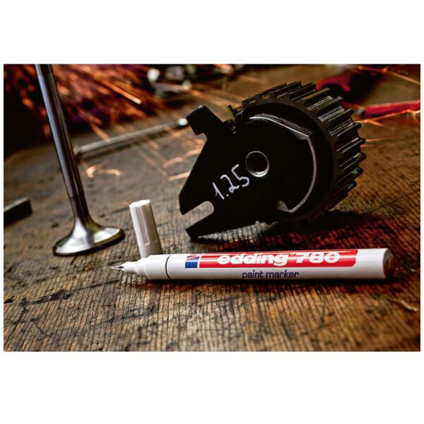 Marqueur peinture permanent 780