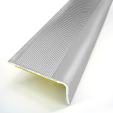 Nez de marche adhesif