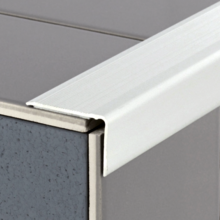 Nez de marche adhesif